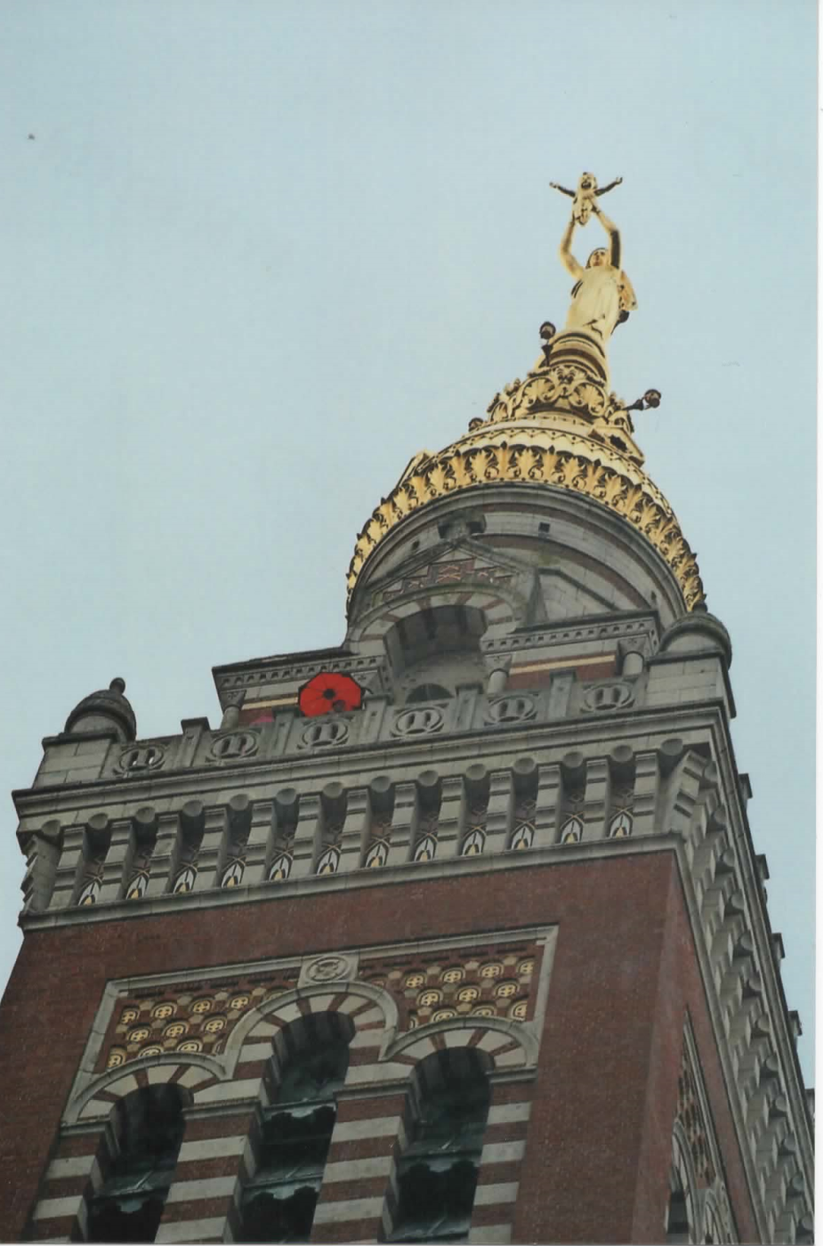 La Sainte Vierge dorée de la Basilique d'Albert côtoie le symbole de la Picardie : le coquelicot.