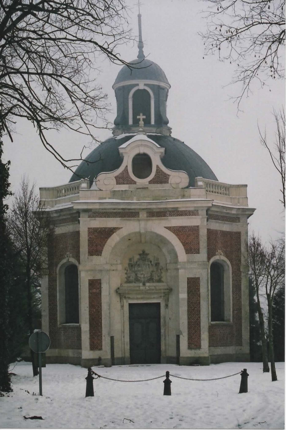 La chapelle Madame de Mailly-Maillet sous la fraîcheur de l'hiver