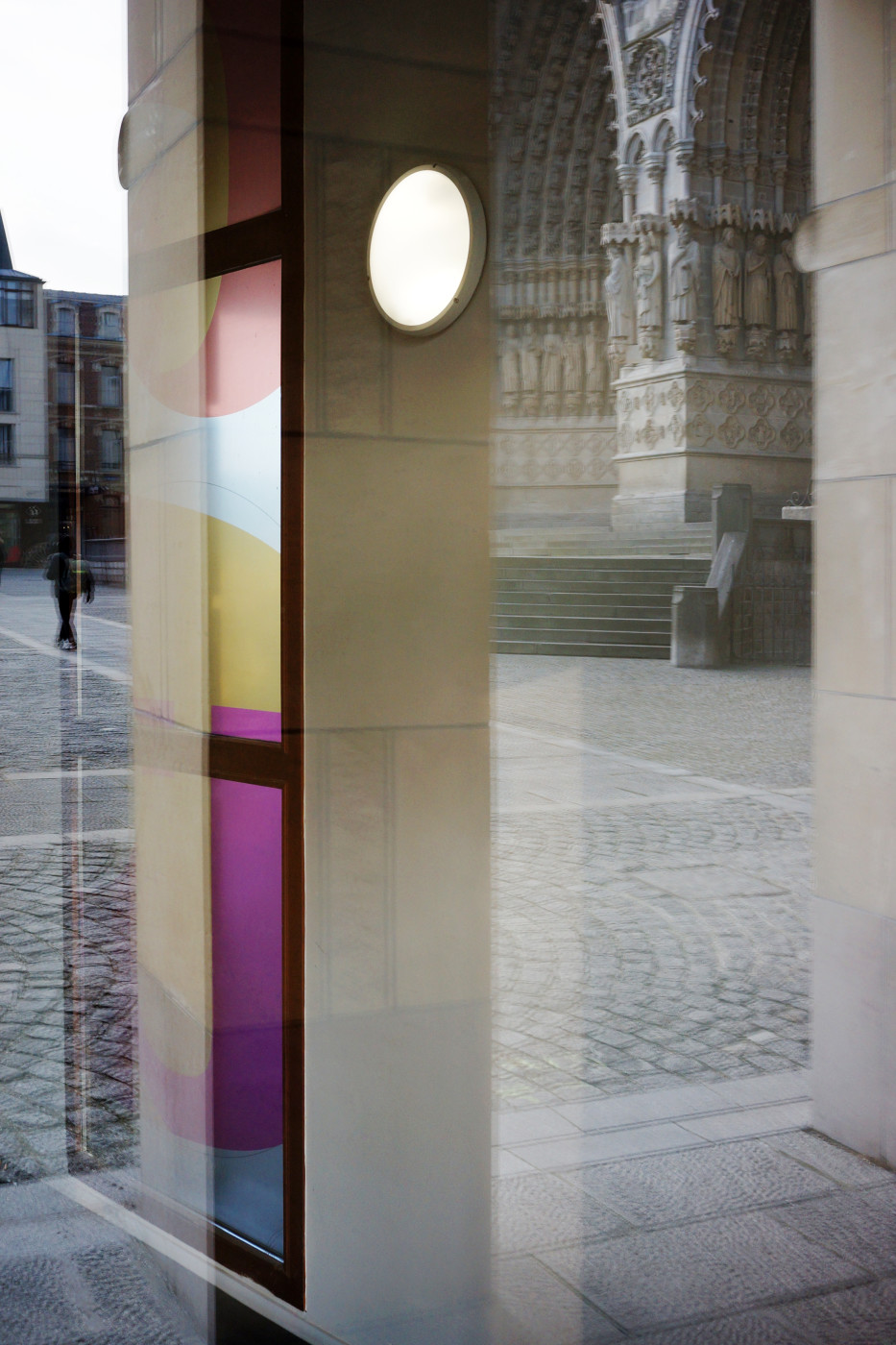 Amiens, entre modernité et Histoire. Double jeu de reflets avec en arrière plan la cathédrale d'Amiens.