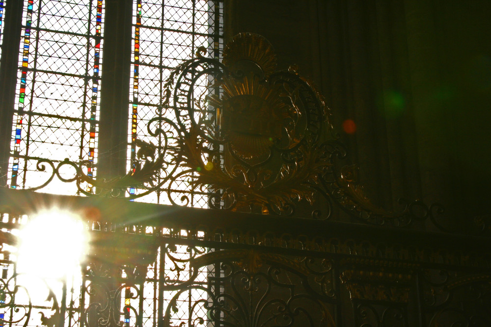 Vue depuis l'intérieur de la cathédrale d'Amiens du soleil éblouissant mais laissant quand même apparaître les belles dorures , couleurs et les beaux vitraux