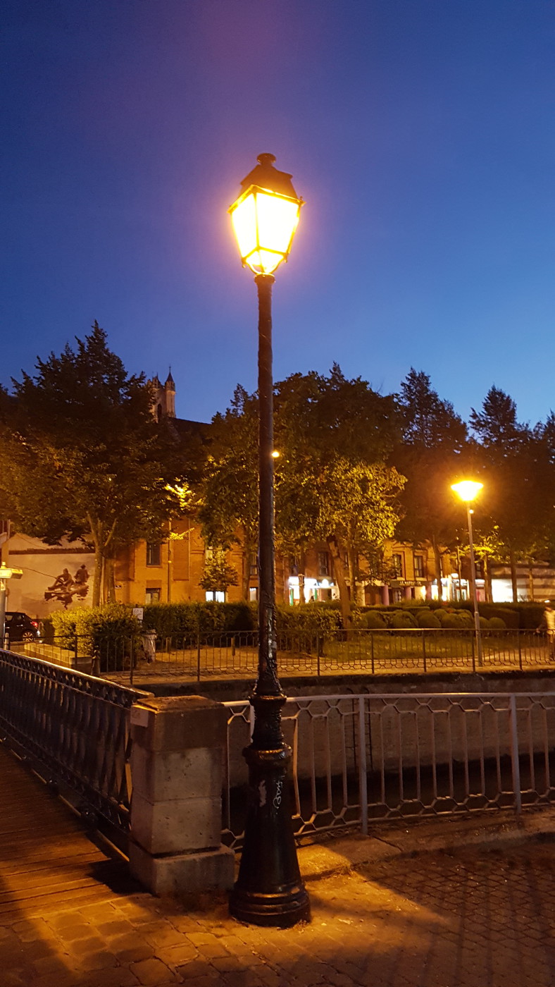 Lampadaire quartier Saint-Leu Amiens la nuit