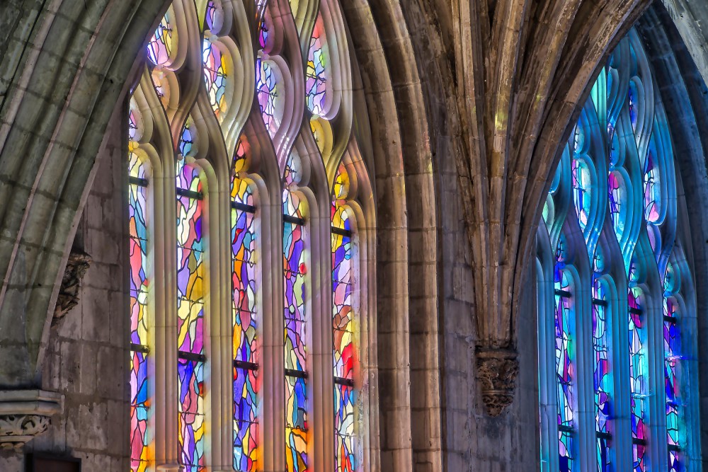 Couleurs lumineuses du peintre Mannessier sur les vitraux de l'Eglise du Saint-Sépulcre à Abbeville