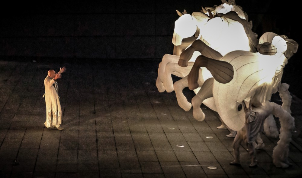 Les chevaux de lumières en gare du Nord à Amiens à l'occasion de la Fête dans la ville Juin 2015