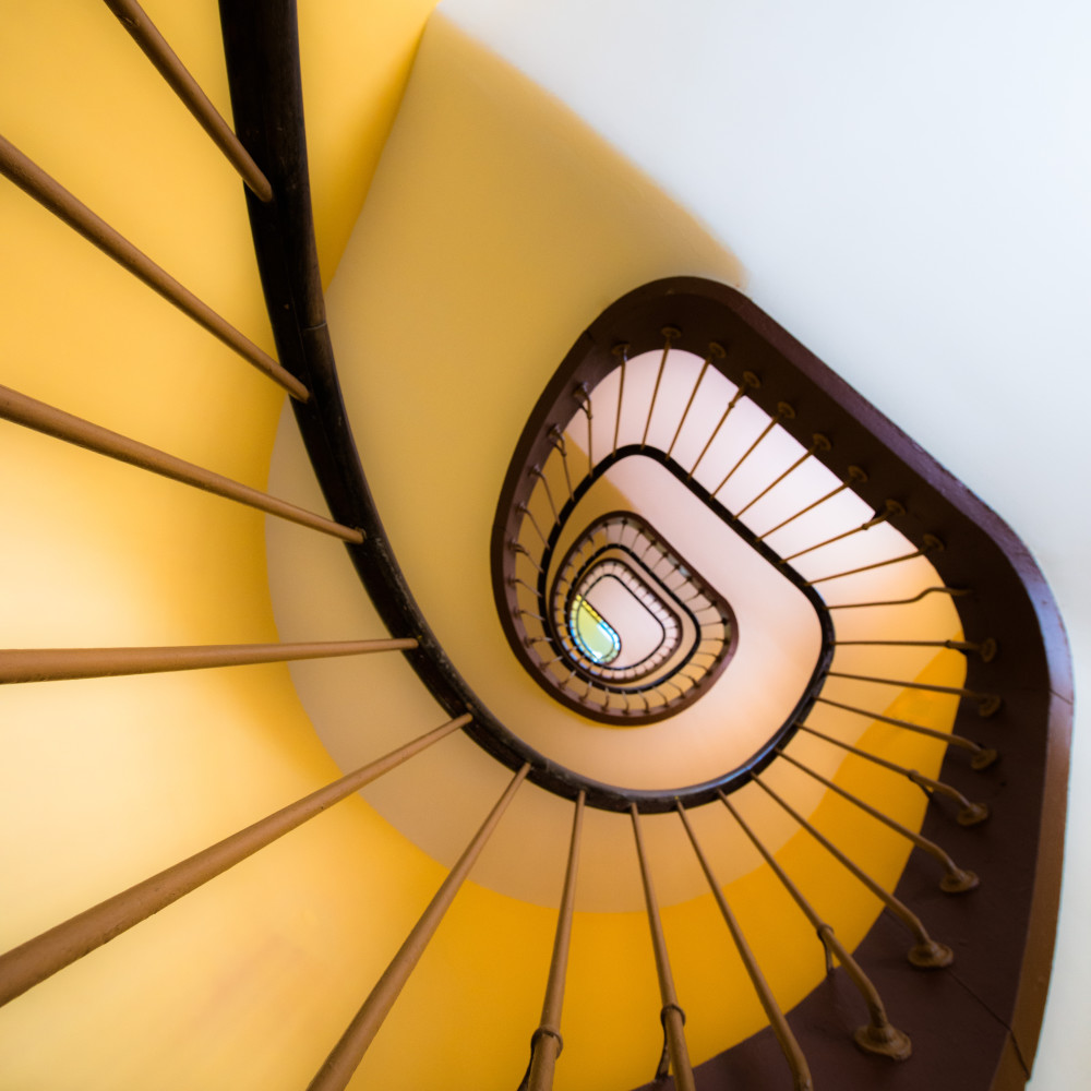Escalier du Familistère Godin à Guise, un lieu à visiter absolument pour son histoire, son architecture, ses couleurs et son expo de poeles en fonte. Cliché Reflex grand angle. GGG