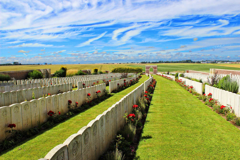 Le cimetière britannique, conçu par Sir Edwin Lutyens, contient 1 763 sépultures de la Première Guerre mondiale.