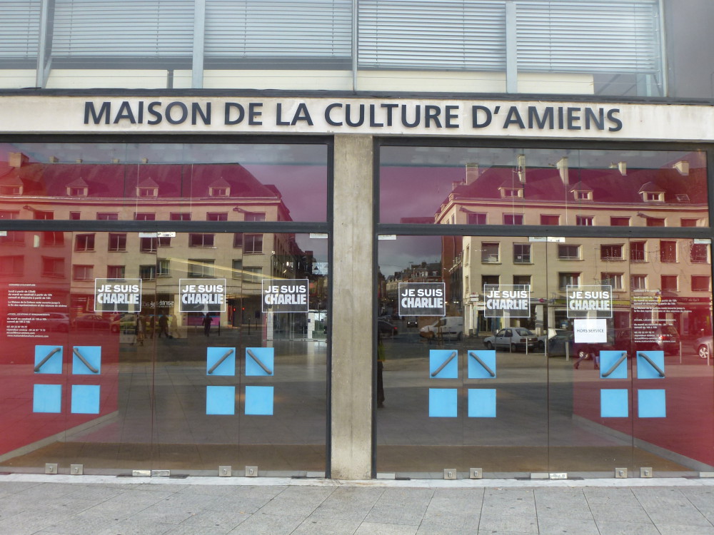 La Maison de la Culture reflète le soutien d'Amiens à Charlie Hebdo