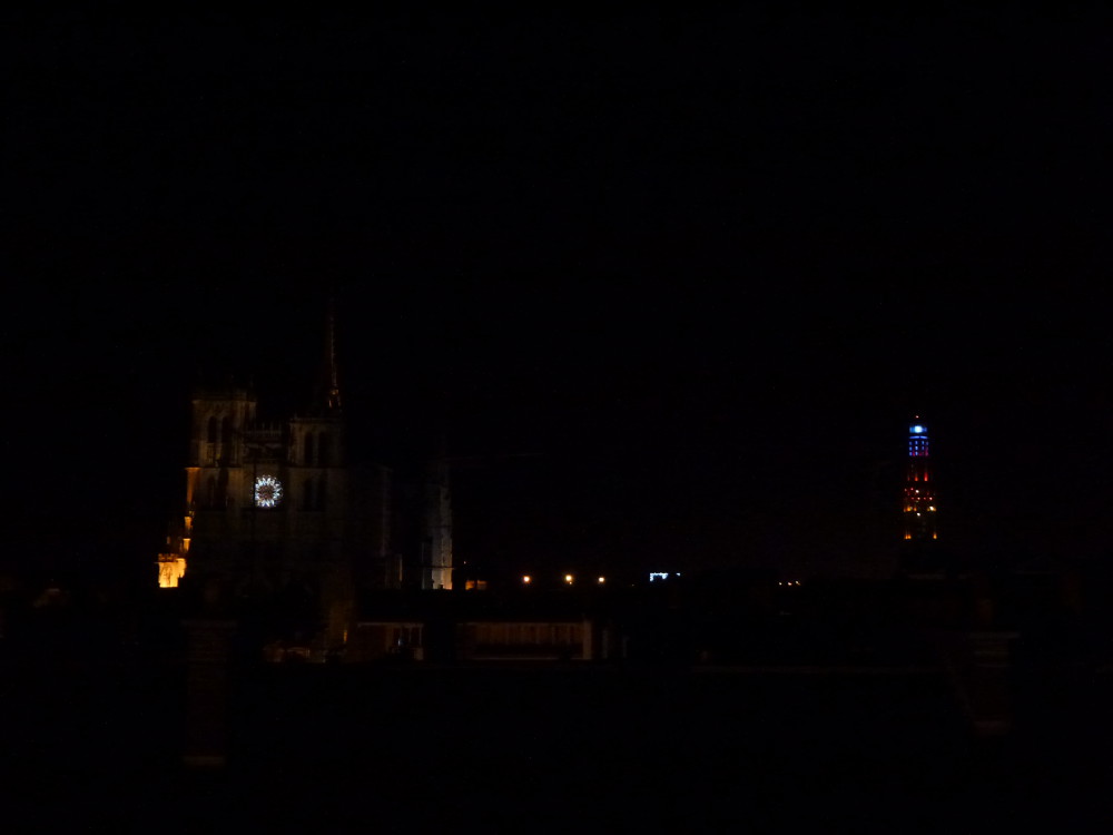 Depuis la terrasse du beffroi, nuit noire sur Amiens