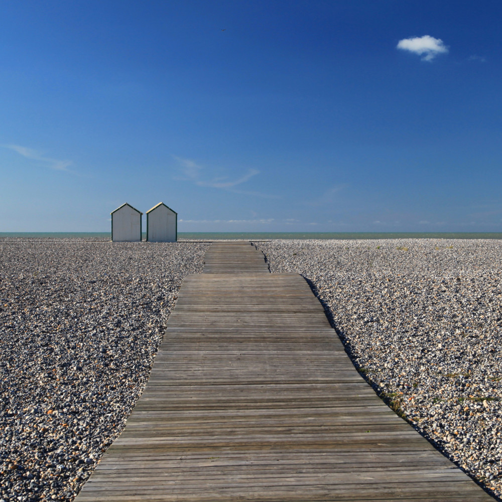 Les 2 cabines et le petit nuage sur la plage de Cayeux en octobre