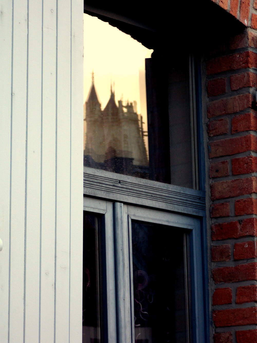 Depuis le quartier Saint Leu (Amiens), reflet sur la fenêtre d'une maison des hauteurs de la cathédrale