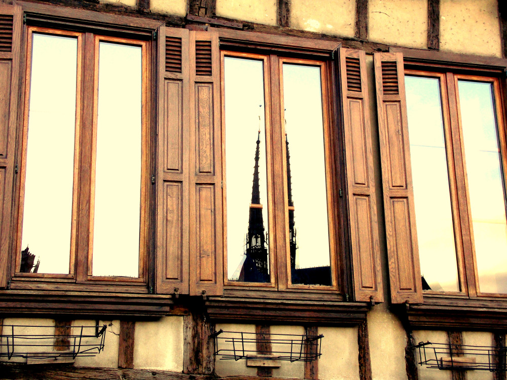 Depuis le quartier Saint Leu (Amiens), reflet sur les fenêtres d'une maison des hauteurs de la cathédrale