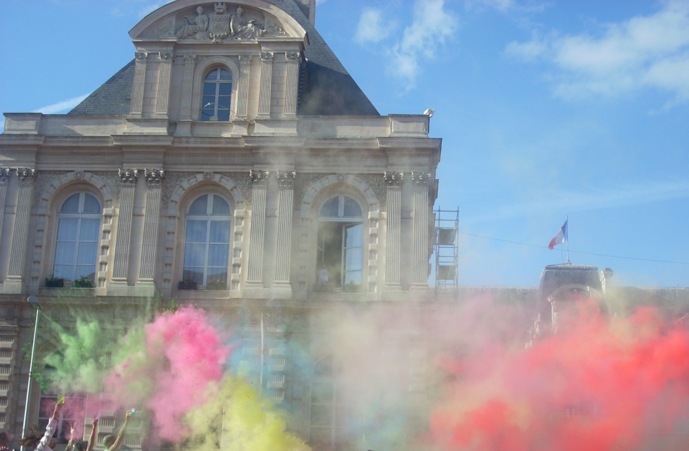 Effusion de couleurs devant l'hôtel de ville d'Amiens à la fête de la musique
