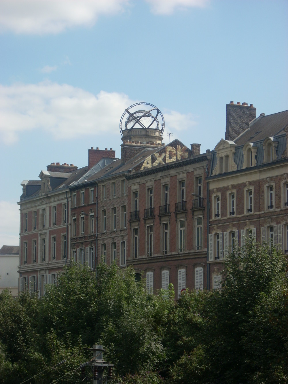Coexistence de l'art moderne et de l'art contemporain : les tags devant le toit panoramique de la maison Jules Verne
