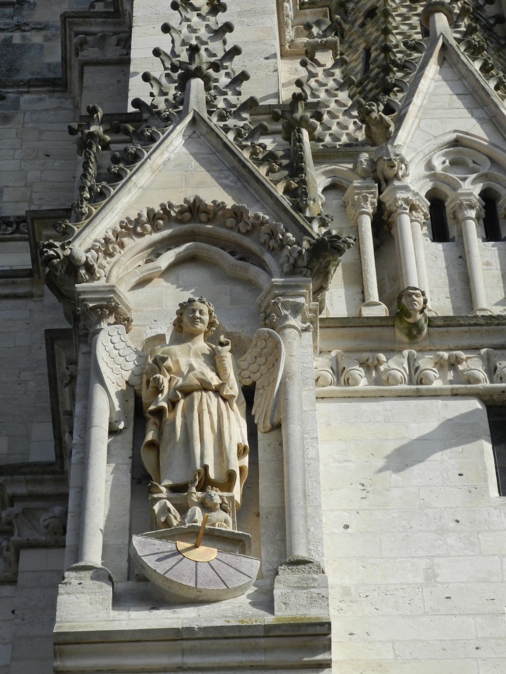 cadran solaire à la cathédrale d'Amiens