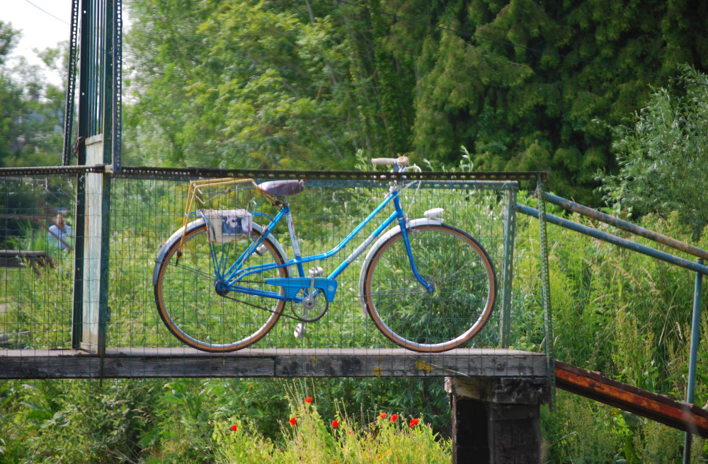 En balade sur le chemin de Hallage situé entre Amiens et Camon ( dans la somme ) , au beau milieu des hortillonnages , rencontre avec ce vélo qui m,'a attiré l'oeil