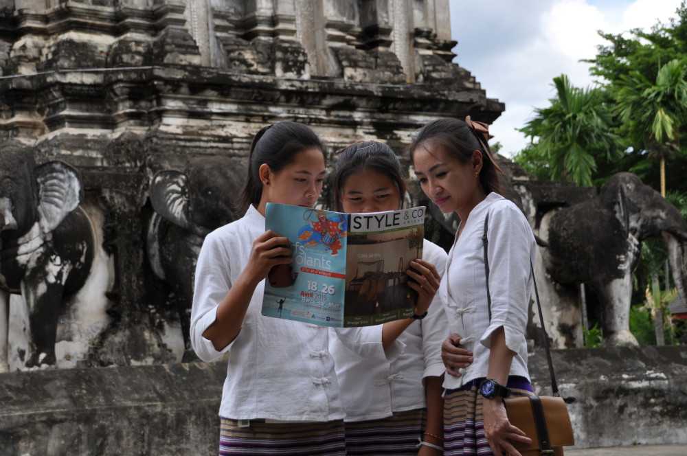Dans les jardins de ce temple Thaïlandais dédié à l'éléphant, les étudiantes viennent faire une pause et se plongent dans la lecture de Style & co, avec le doux espoir de pouvoir un jour découvrir les lieux de cette magnifique région dont ce magazine fait l'écho...