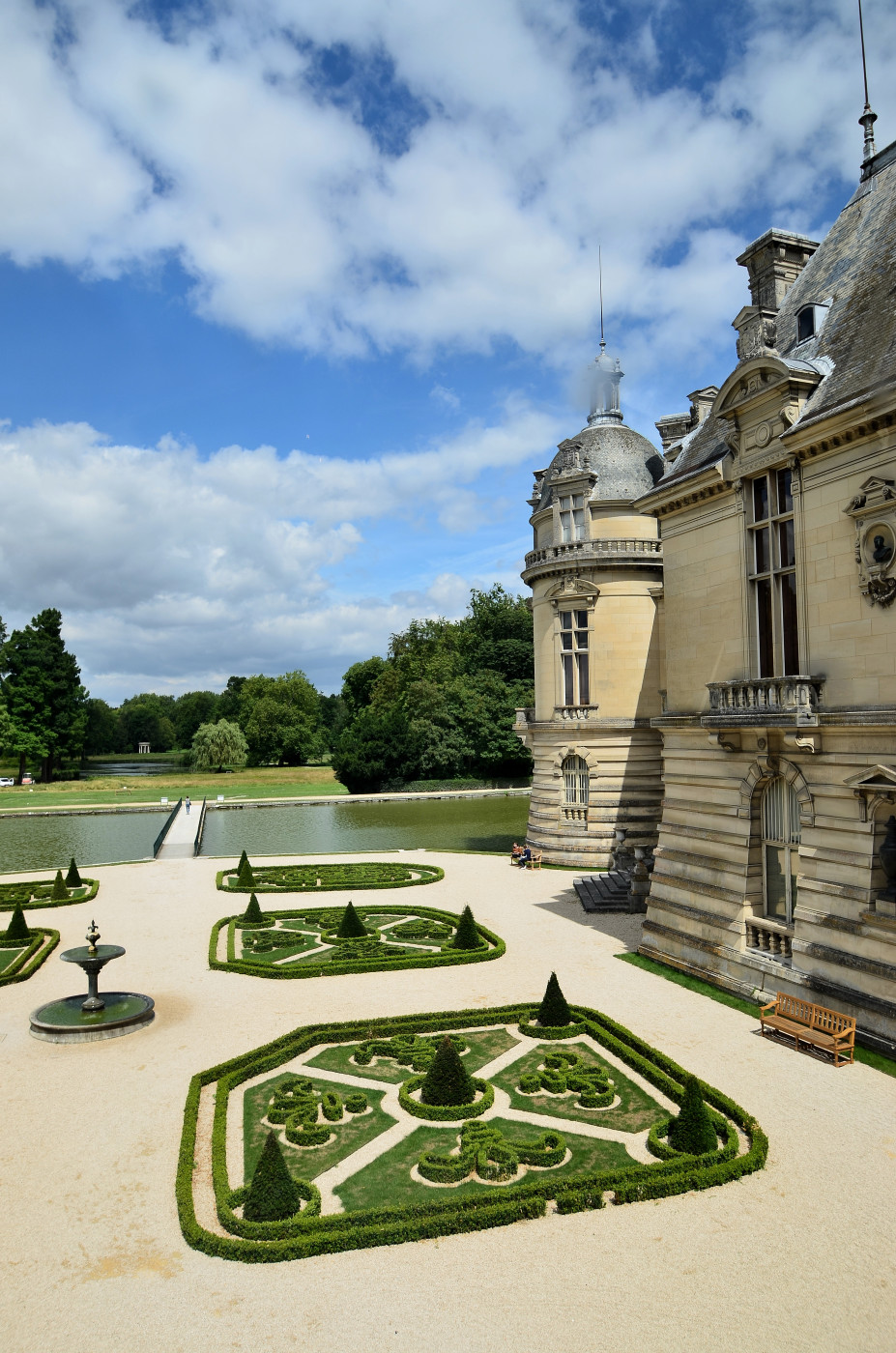 une petite partie d'un jardin prise de l'intérieur du château de Chantilly