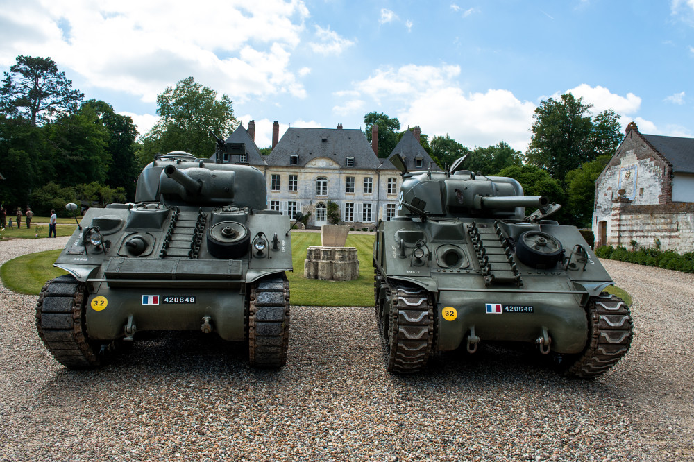 Tailly l'Arbre à Mouches - commémoration des 70 ans de la disparition du Maréchal LECLERC - rassemblement des collectionneurs de la 2ème DB -  2 chars Sherman authentiques de l'épopée de LECLERC