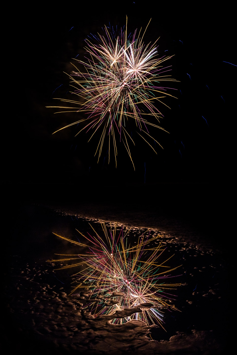 Reflet de fin d'été. Photo prise à Fort-Mahon-Plage. Très beau feu d'artifice avec de joli reflet dans l'eau.