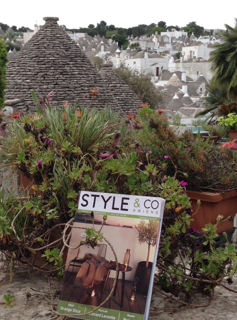 Style and Co très à l'aise  sur une terrasse d' Alberobello (Italie)