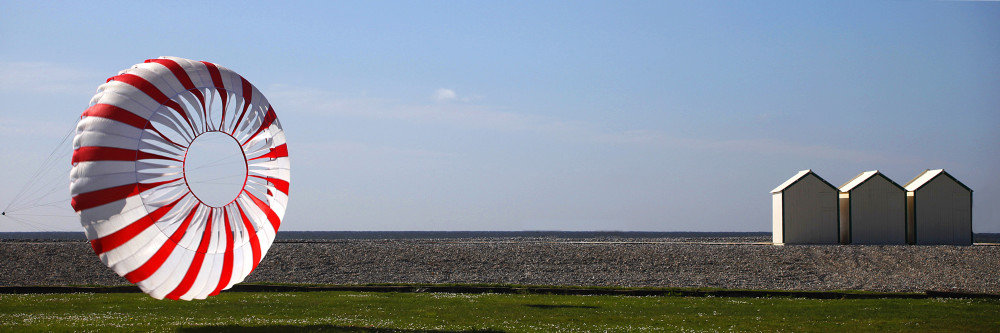Cerf-volant sur la plage de Cayeux. Opposition de formes entre l'engin volant et les cabines.