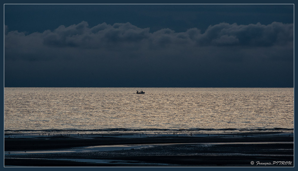 Le retour de la pêche au soleil couchant sous un orage qui s'annonce au loin....