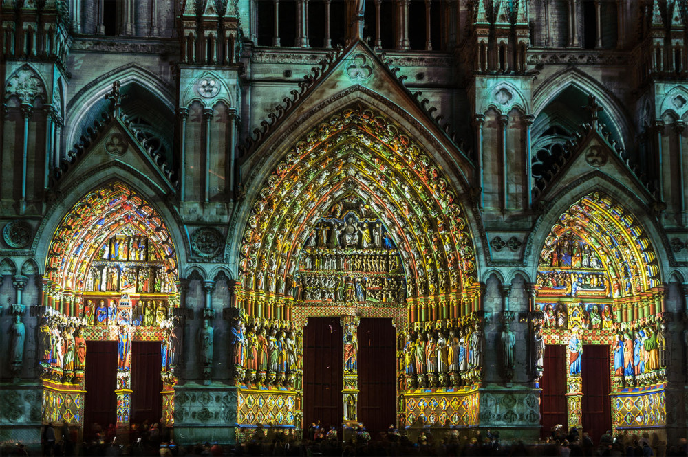 L'image finale du lightshow CHROMA de la Cathédrale d'AMIENS reprenant le thème de la colorisation de la cathédrale telle qu'elle était au MOYEN ÂGE