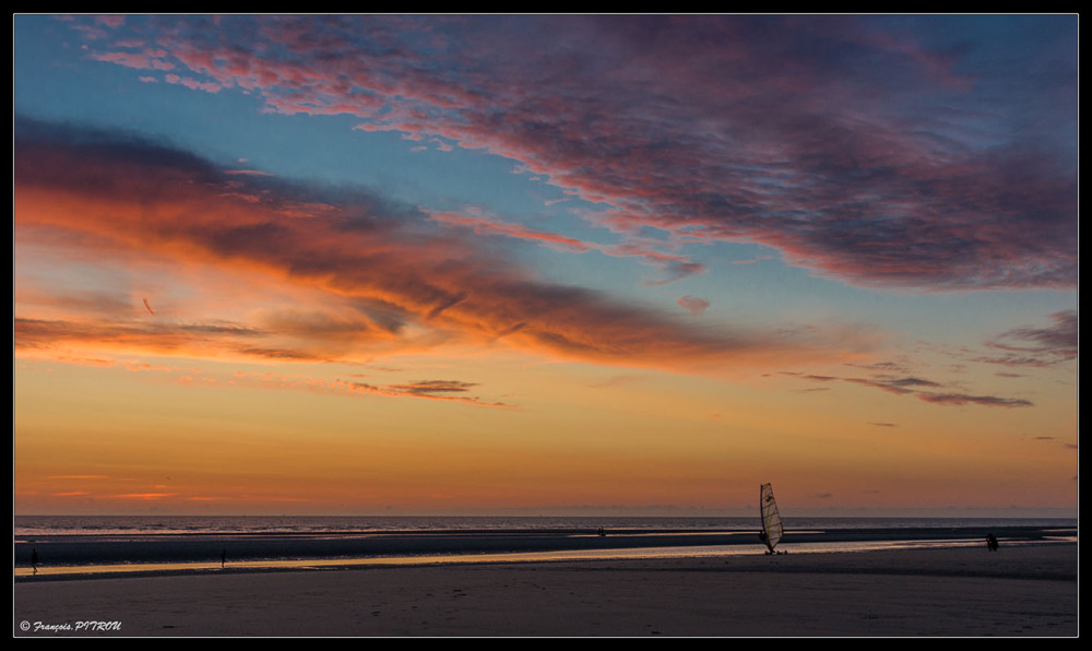 Speedsail sur une plage déserte au soleil couchant