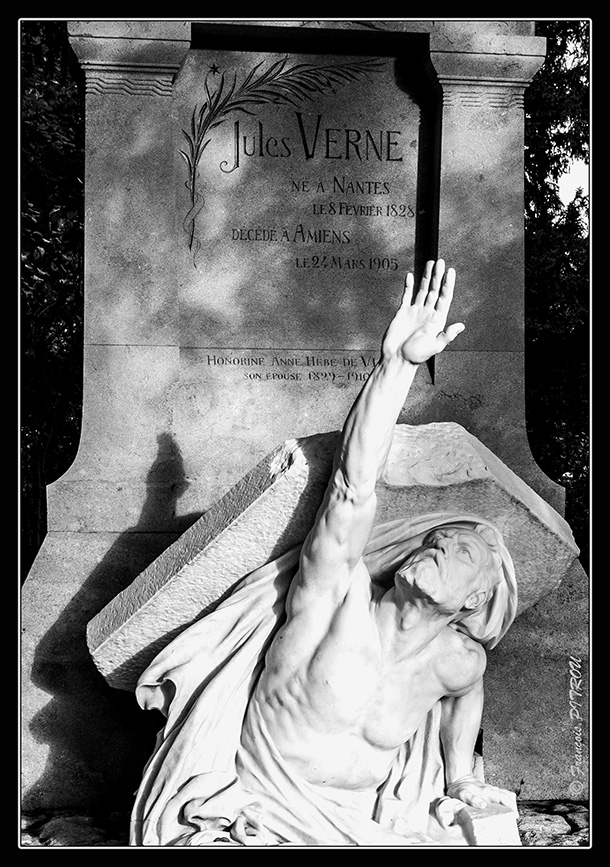Jules VERNE sortant de sa tombe dans le cimetière de la MADELEINE. (Reflex PENTAX K5 )