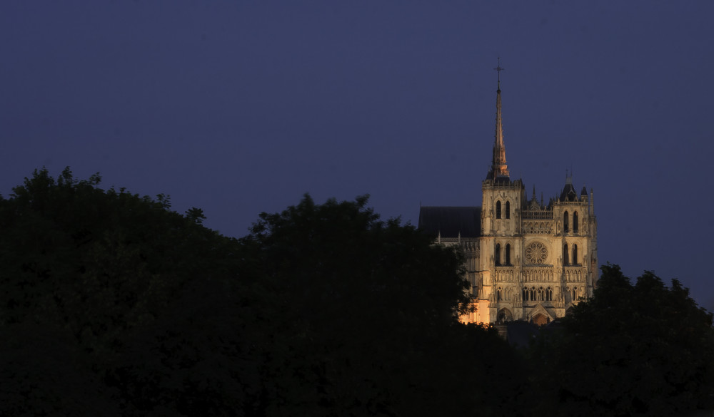 La belle nuit d'été ... Vue de la cathédrale d'Amiens