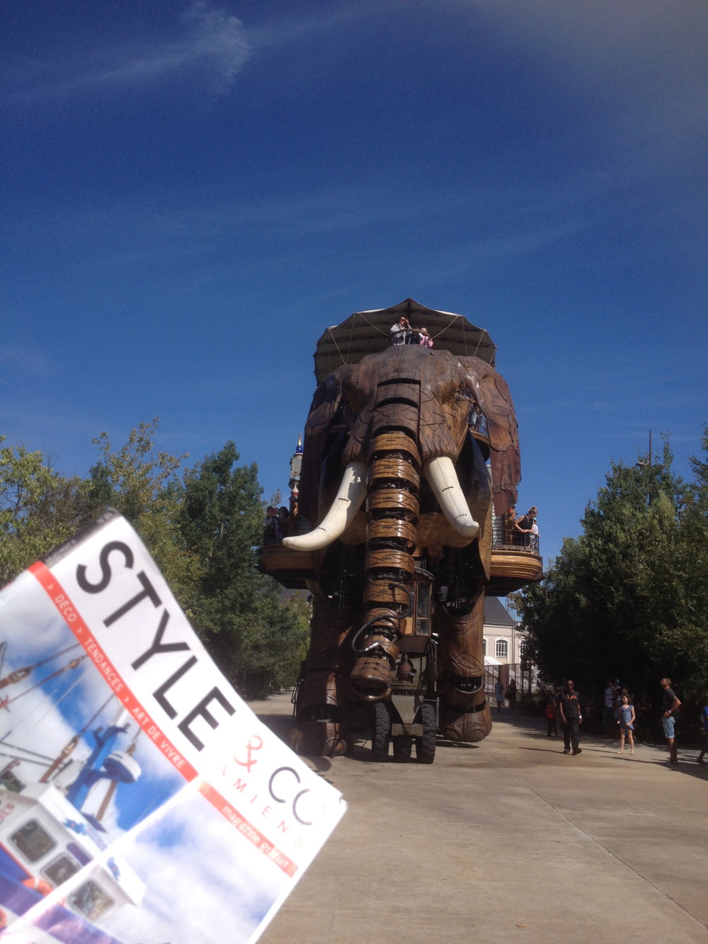 Le grand éléphant de 48 tonnes et de 12 mètres de haut se dirige vers moi, je crois qu'il a repéré mon STYLE&CO .... Le grand éléphant - Les machines de l'île -  Nantes.
