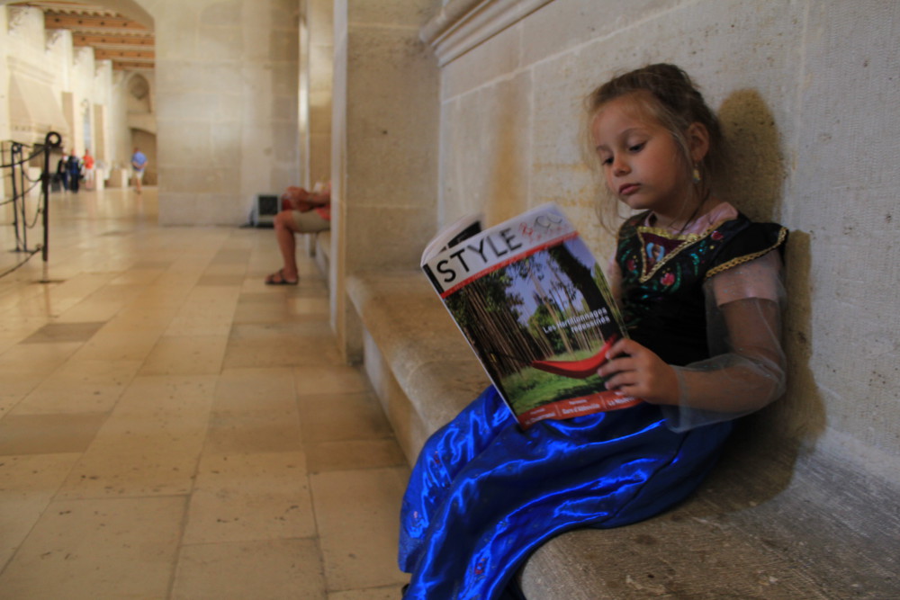Une jeune lectrice au château de Pierrefonds