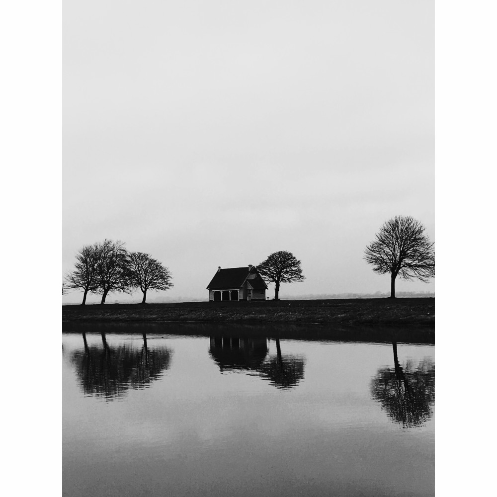 Le reflet d'une Jolie petite maison dans l'eau .