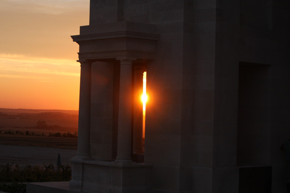 Le coucher du soleil passe entre les colonnes du mémorial Australien de Villers Bretonneux