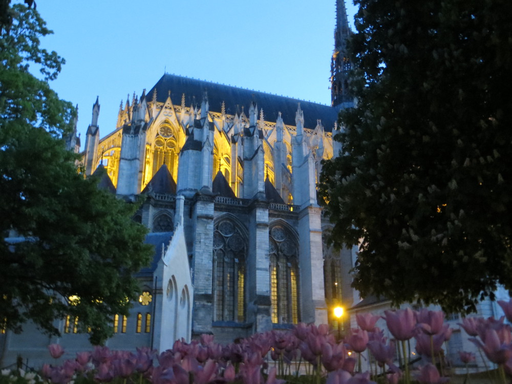 Un soir dans le parc de la cathédrale d'Amiens