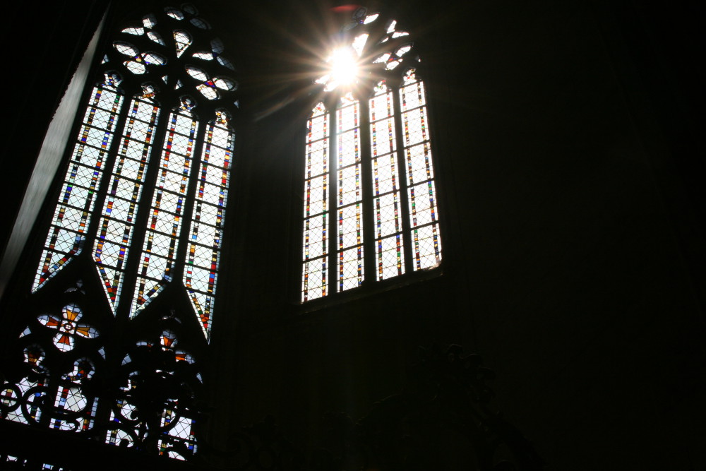 Un soleil éblouissant depuis l'intérieur de la cathédrale d'Amiens qui nous laisse admirer les belles couleurs que ses vitraux révèlent