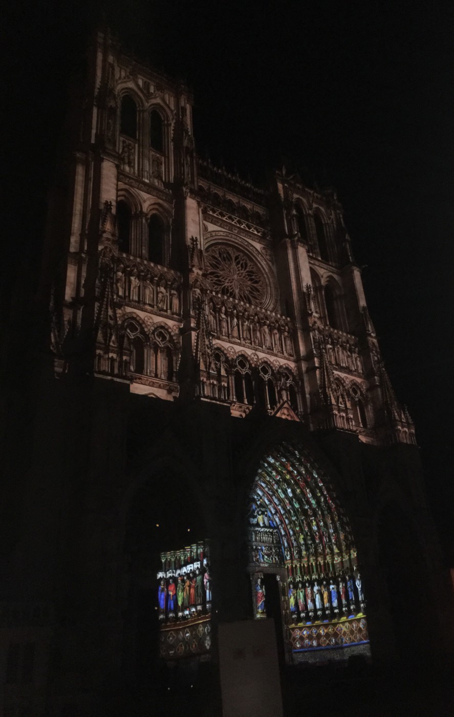 La cathédrale illuminée la nuit.