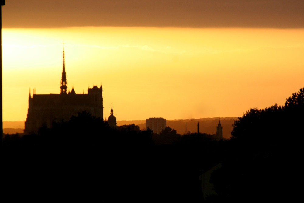 Coucher de soleil vu depuis Camon (petite commune à l'Est d'Amiens dans la somme) qui laisse apparaître l'ombre de notre magnifique cathérale