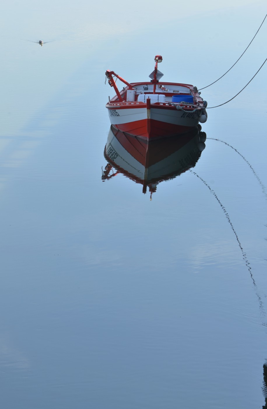 Solitude d'une petite embarcation dans le port du Crotoy qui monte avec la marée