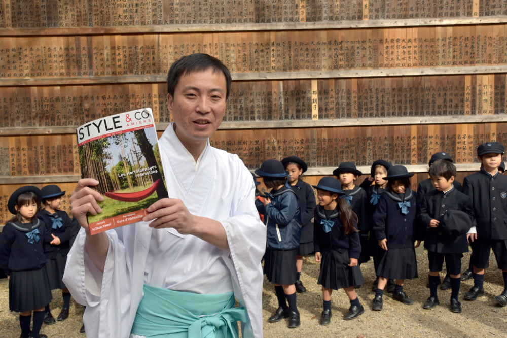 Un moine Shitoïste Japonais prêt à présenter les hortillonnages aux enfants en visite au temple. Peut-être devrais l'aider.