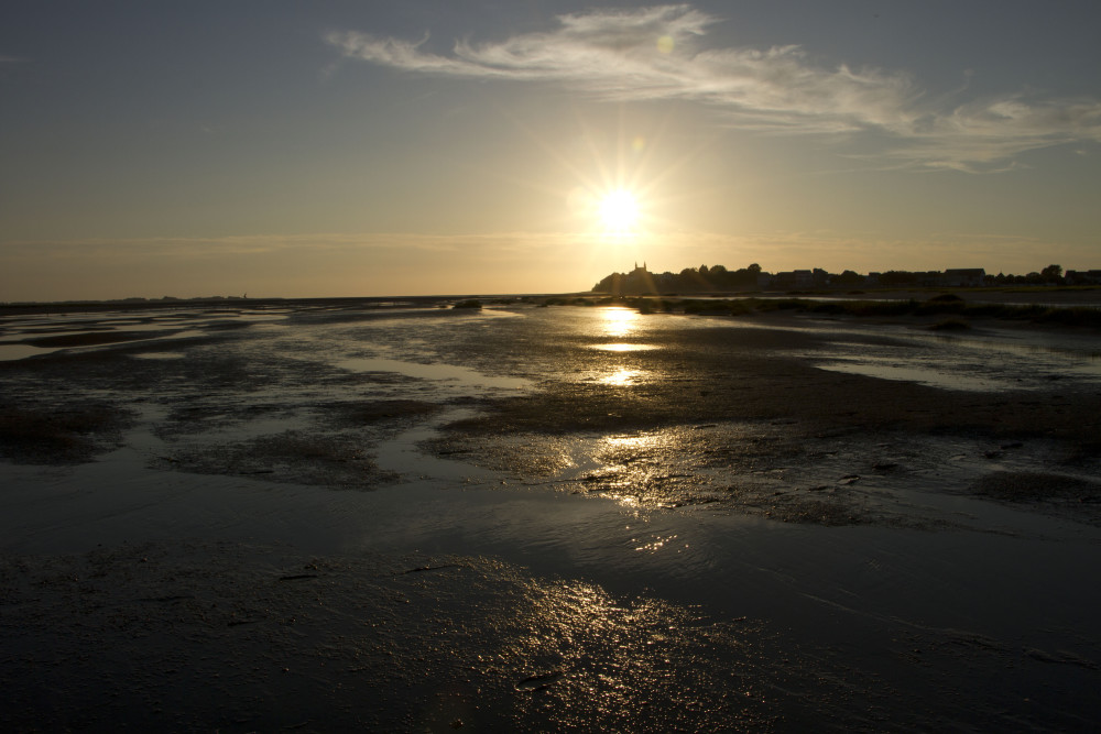 Le soleil couchant près des tourelles du Crotoy pris depuis d'Estran après une promenade en Baie