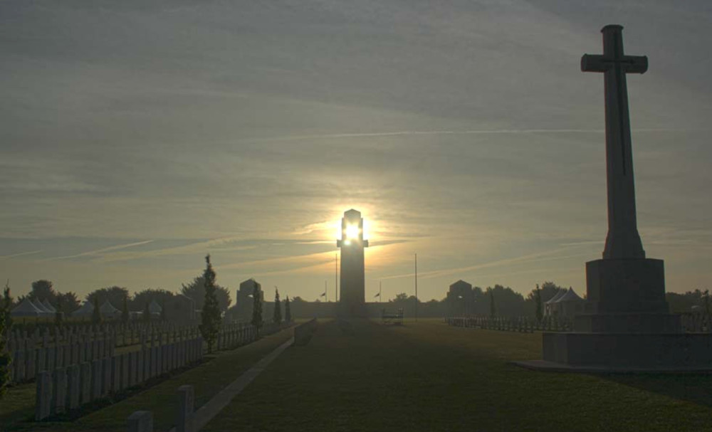 Au lendemain du Dawn Service du mémorial australien de Villers Bretonneux, le 26 avril 2014, j'ai immortalisé le soleil qui passe dans l'axe de la tour d'observation avec les tombes des soldats alignées et la croix du sacrifice.