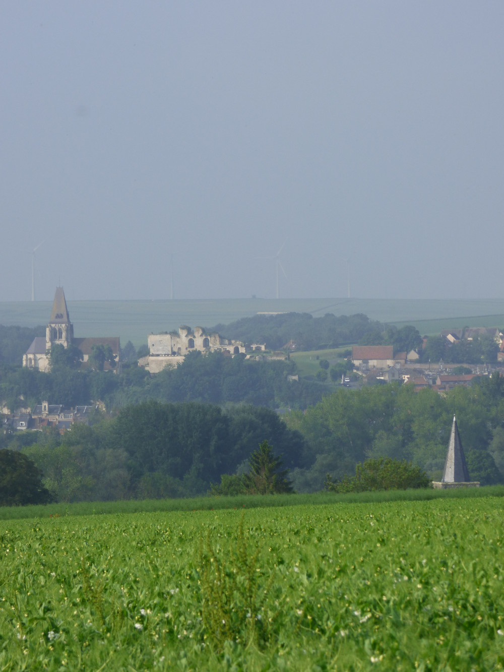 Le clocher et les ruines du château de Picquigny vus depuis les hauteurs de la Chaussée-Tirancourt