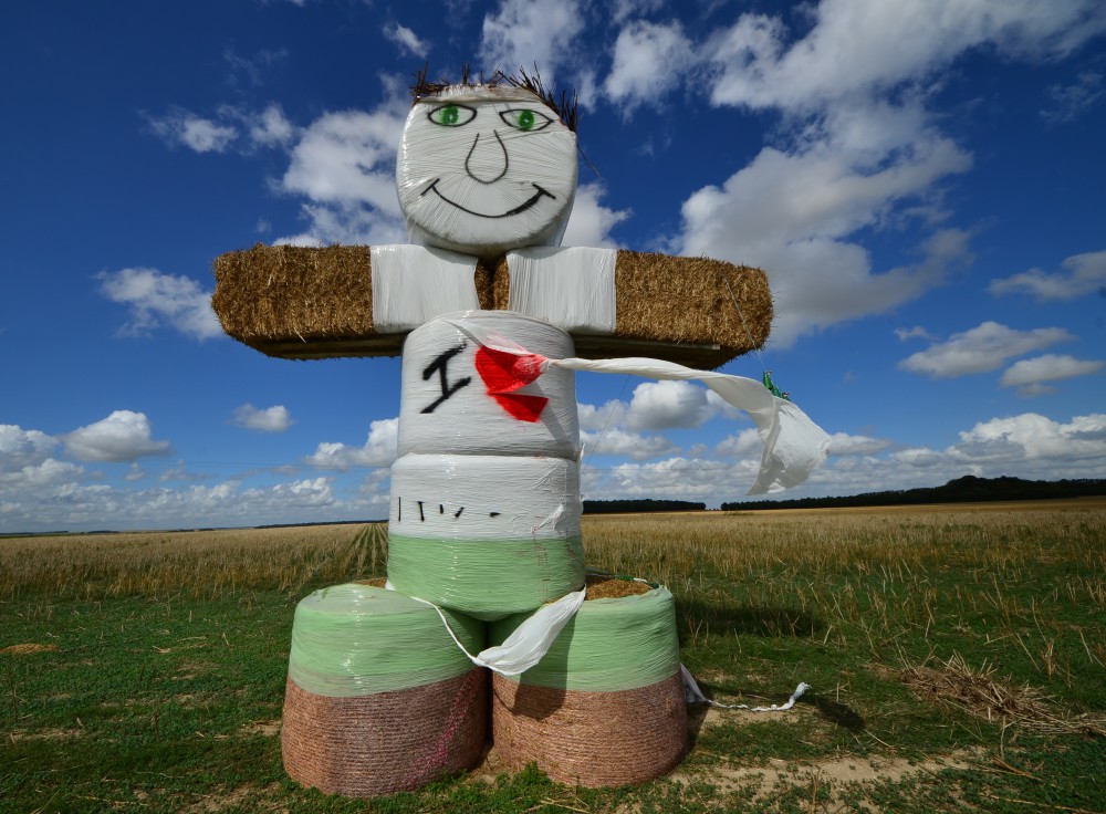 Fête de la plaine de Picardie - Joyeusement décorée par cet homme de paille.