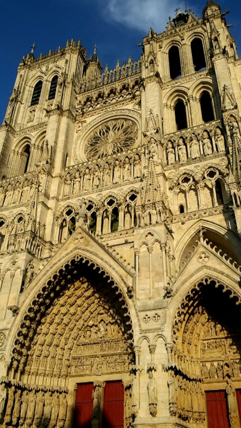 La cathédrale d'Amiens, éblouie par un soleil d'été
