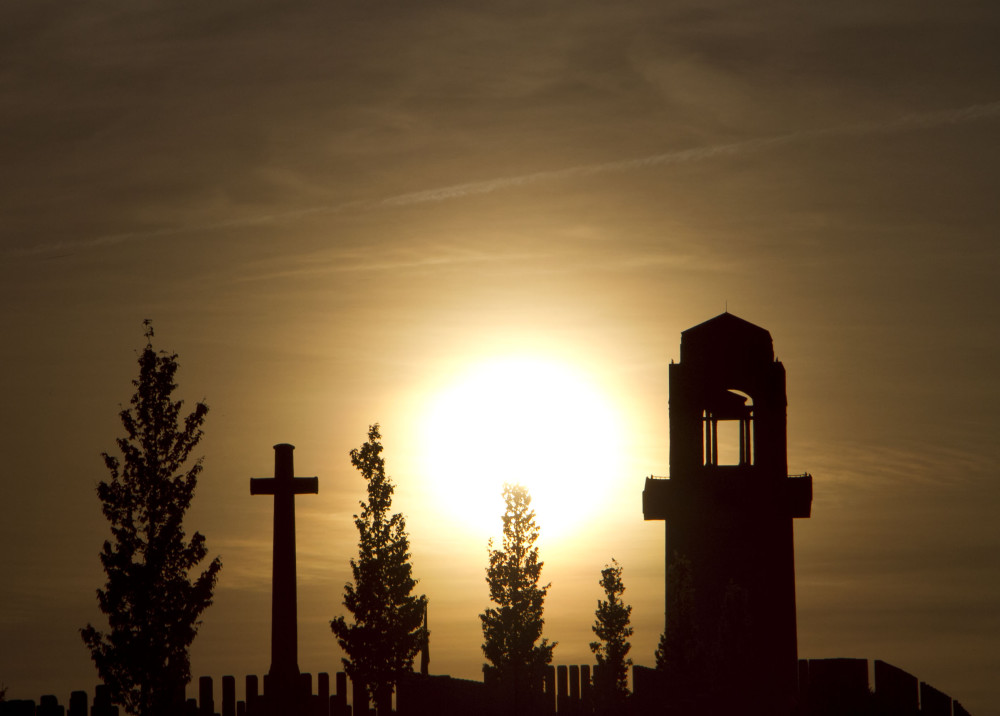 Le soleil levant entre la croix du sacrifice et la tour d'observation du mémorial australien de Villers Bretonneux ou repose des soldats tombés aux combats.
