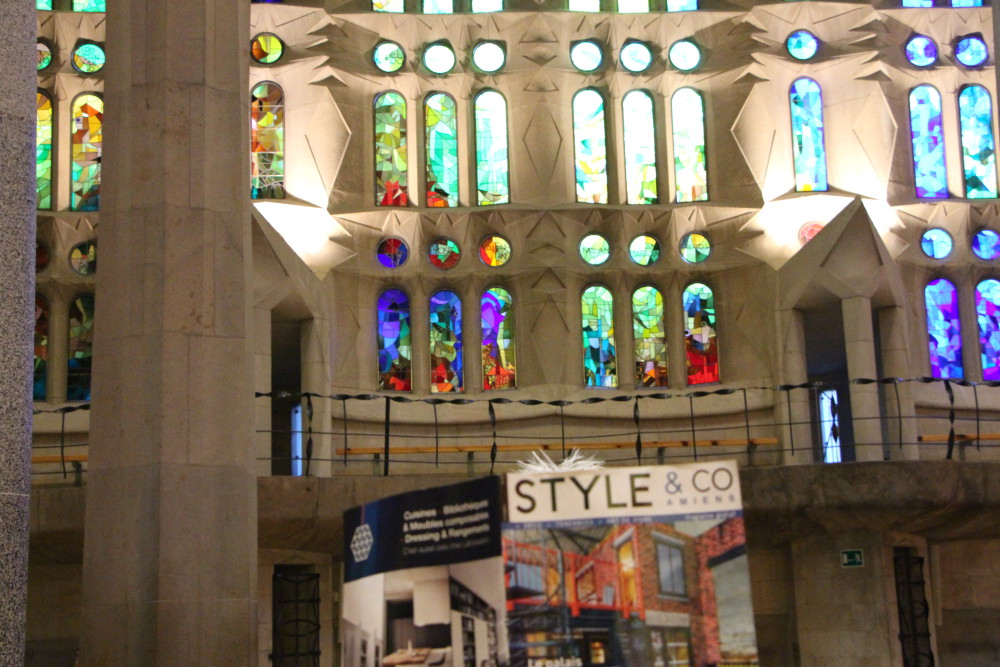 arcelone - Basilique de la Sagrada Familia - vitraux inférieurs des nefs