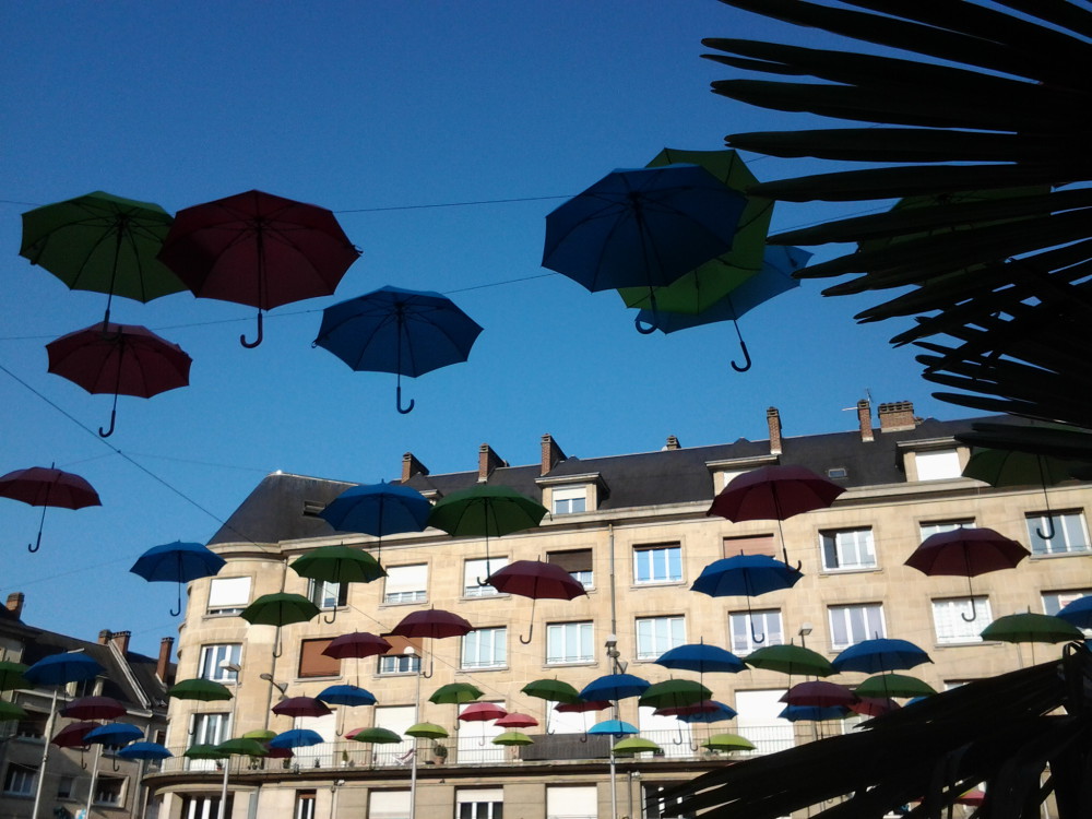 Quel bonheur de flâner sous les parapluies de la place Gambetta par un ciel bleu sans nuage, tout est possible en Picardie la preuve!