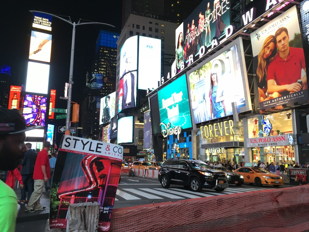 Les néons de Times Square ne sont pas de trop pour ce numéro!