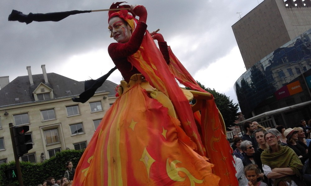 Une grande dame venue d'Ailleurs interpelle la foule (Amiens Fête dans la ville)