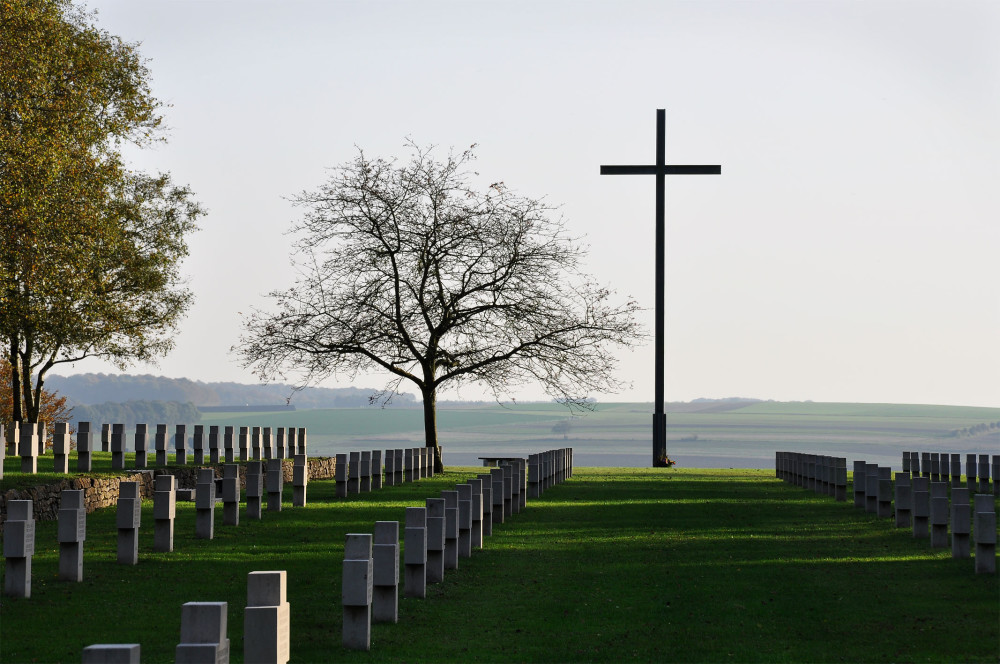 le repos des âmes sous le soleil couchant au cimetière militaire allemand de Bourdon